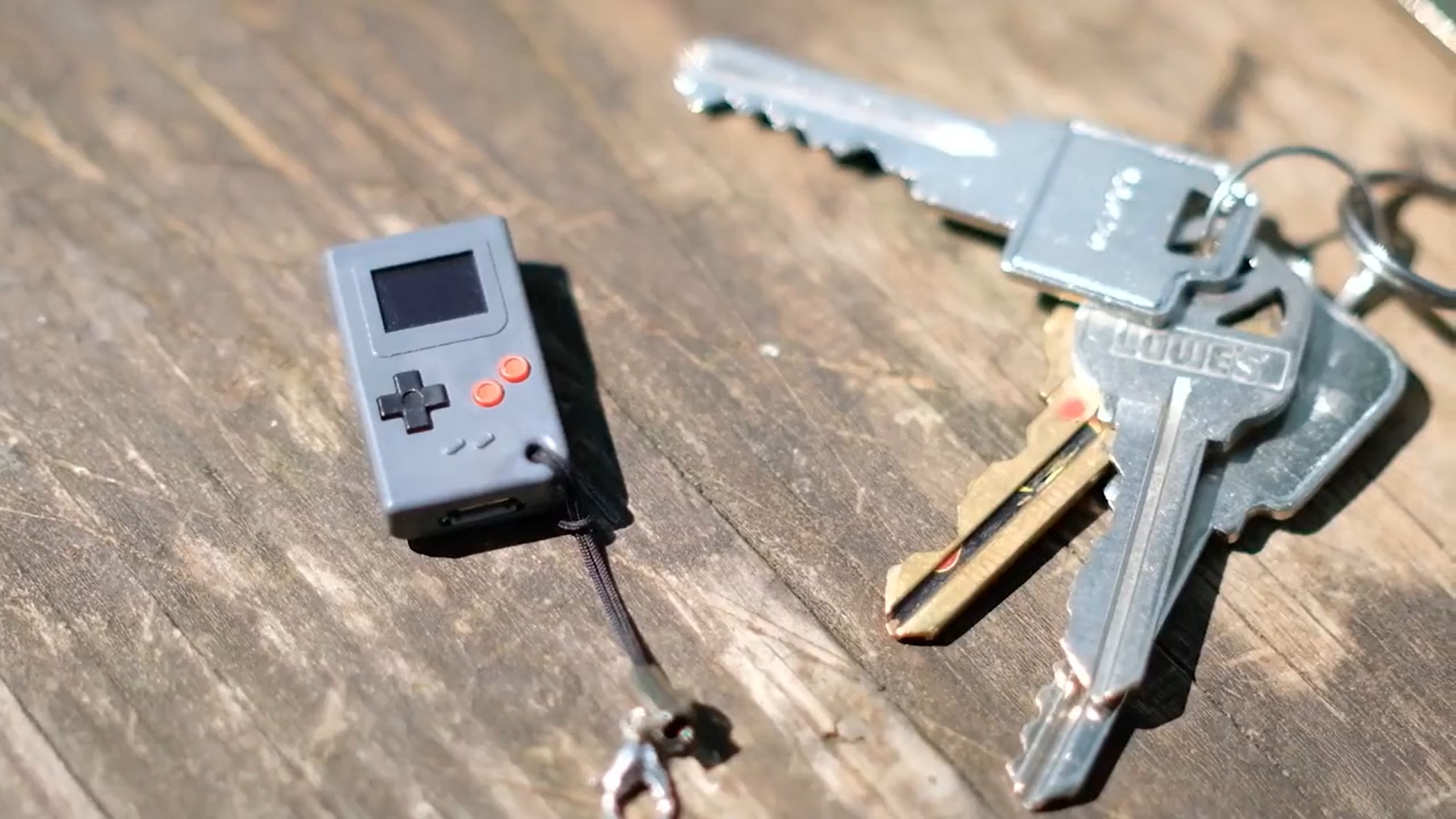 Thumby: Máy game siêu nhỏ bằng cái móc khóa, tích hợp màn OLED với giá từ 220 nghìn