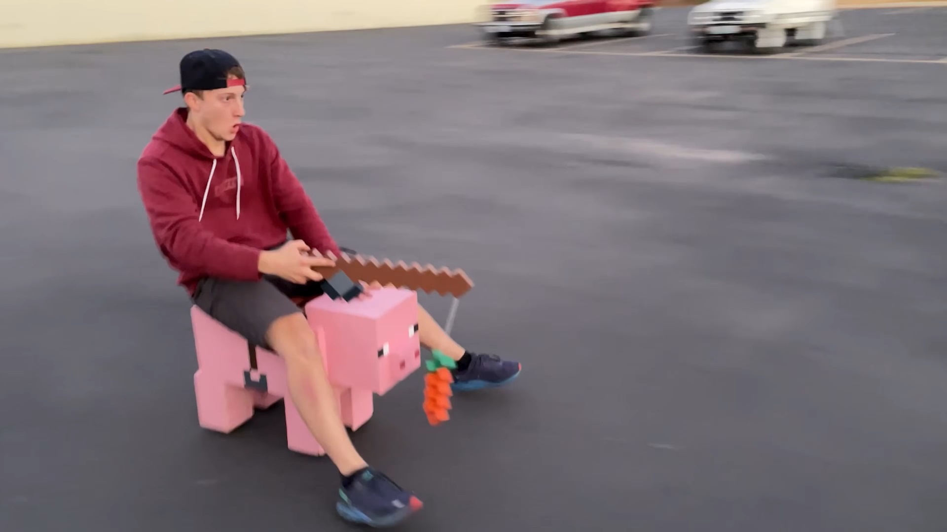 Xuất hiện chú lợn Minecraft ngoài đời thực: Điều khiển bằng củ cà rốt, tốc độ tối đa 32km/h