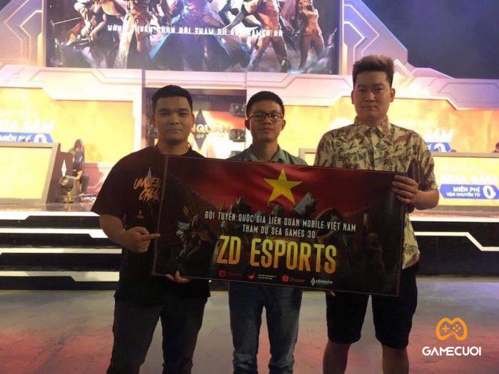 Đỗ Văn Toản (bìa trái) và team ZD ESports mang về tấm huy chương Đồng tại SEA Games 2019 Philippines