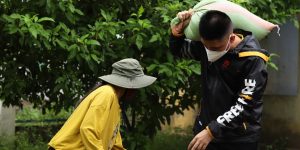 Streamer Ninh Thuận cõng 40 bao gạo ủng hộ bà con quê nhà