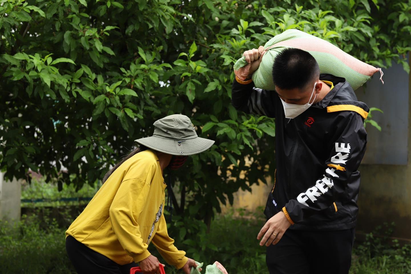 Streamer Ninh Thuận cõng 40 bao gạo ủng hộ bà con quê nhà
