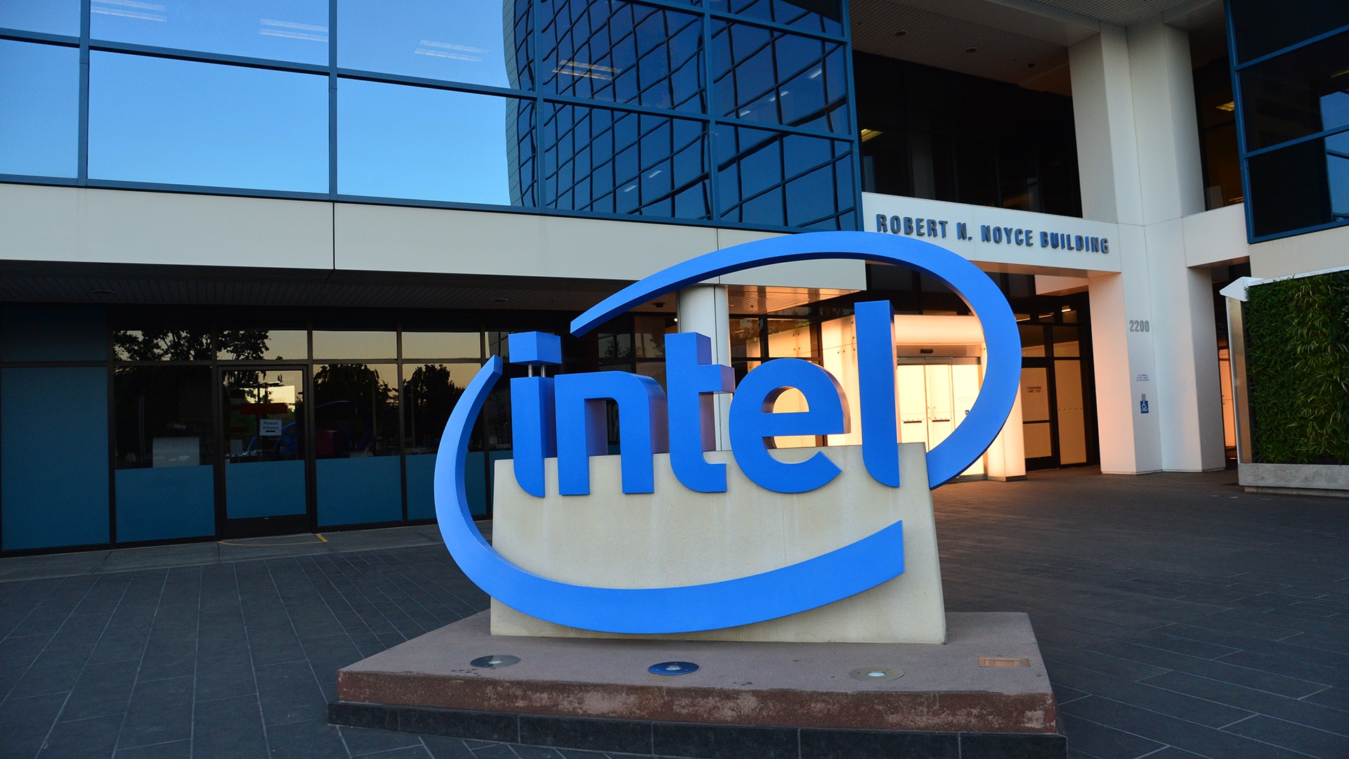 Intel chính thức đình chỉ hoạt động ở Nga