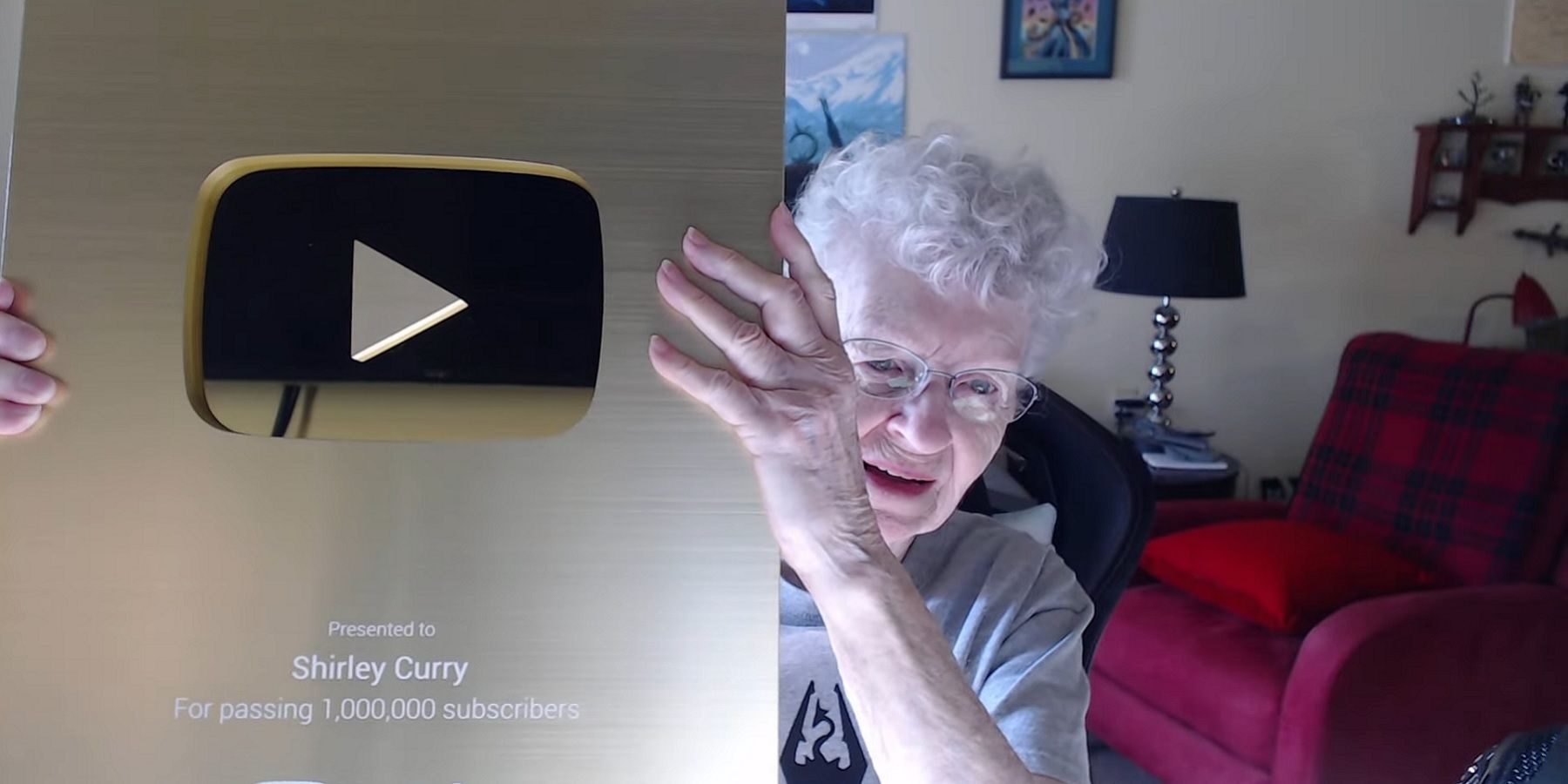 Skyrim Grandma là ai? Cụ bà 85 tuổi yêu game có nút Vàng YouTube
