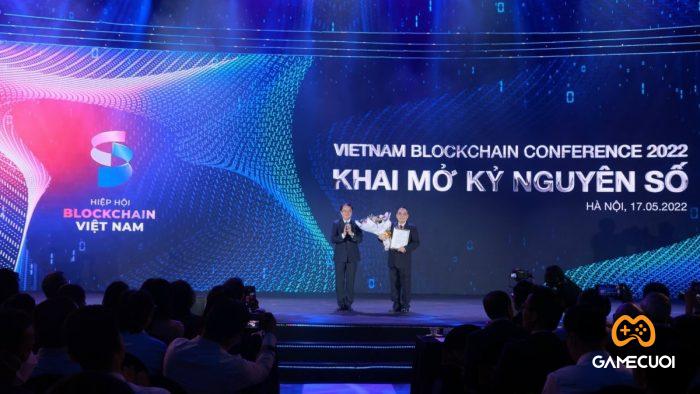 Ông Vũ Chiến Thắng, Thứ trưởng Bộ Nội vụ trao quyết định thành lập Hiệp hội Blockchain Việt Nam cho ông Hoàng Văn Huây, Chủ tịch Hiệp Blockchain Việt Nam.