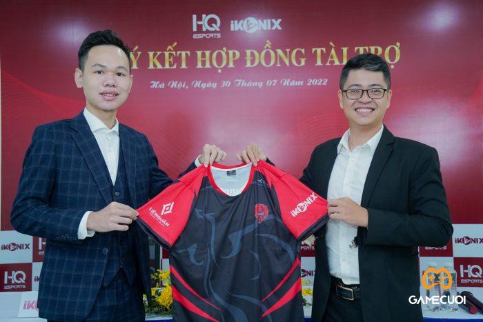 Ông Nguyễn Công Việt Anh (trái) cùng ông Nguyễn Quang Huy giới thiệu mẫu áo đấu mới của HQ Esports tại buổi lễ ký kết
