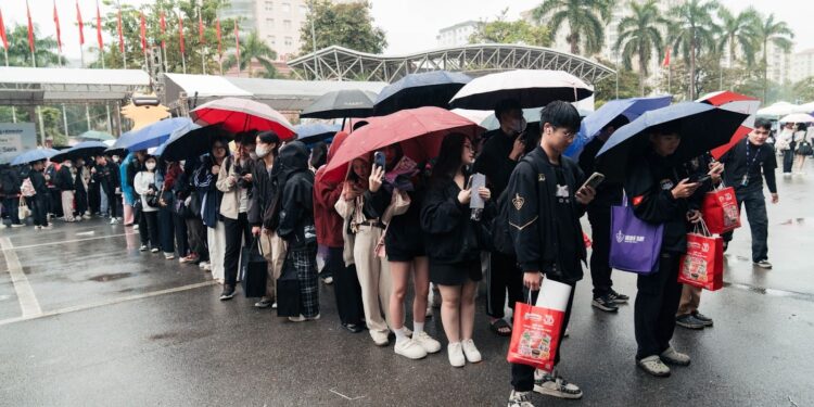 Đấu Trường Danh Vọng Mùa Đông 2025: Hàng nghìn fan đội mưa xếp hàng chờ xem thi đấu