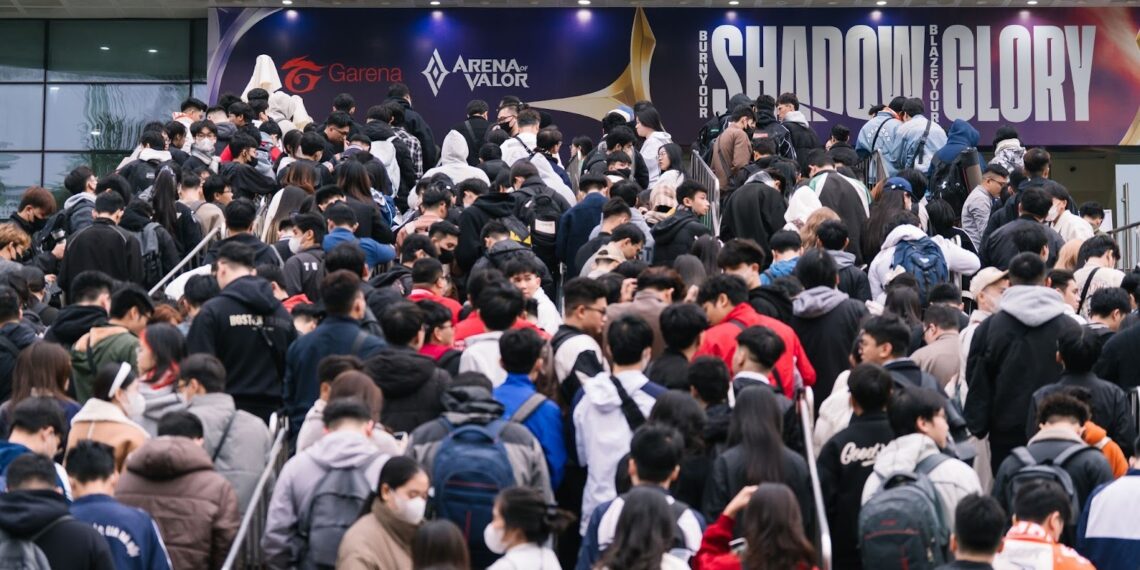 AIC 2025 – Fan hâm mộ xếp hàng trong ngày thi đấu bán kết tại Hà Nội