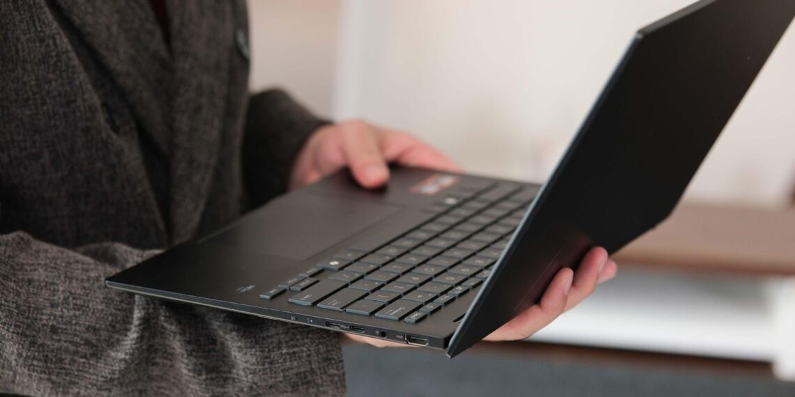 Đánh giá ASUS Zenbook 14 (UM3406GA) và ASUS Vivobook S14 (M3407GA) –  Laptop AI mỏng nhẹ, vận hành êm ái, pin trâu