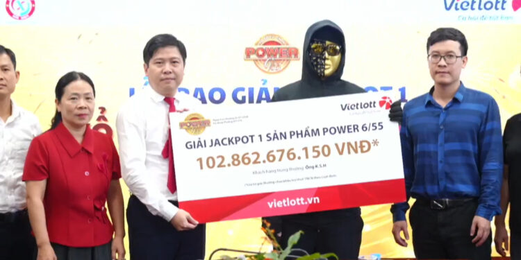 Một Oppa Hàn Quốc trúng giải 102 tỷ Power 6/55 của Vietlott